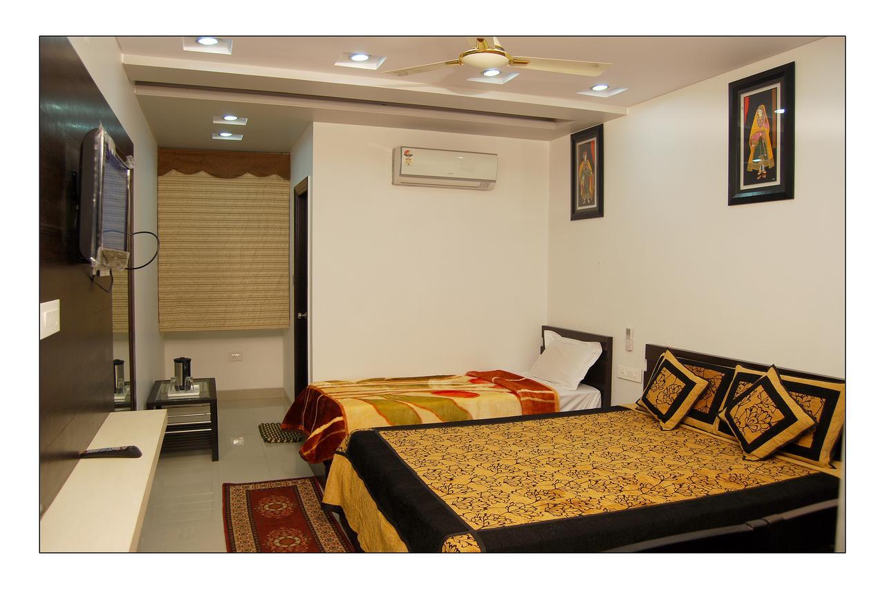 Hotel Jinendra Palace Dzsaipur Kültér fotó
