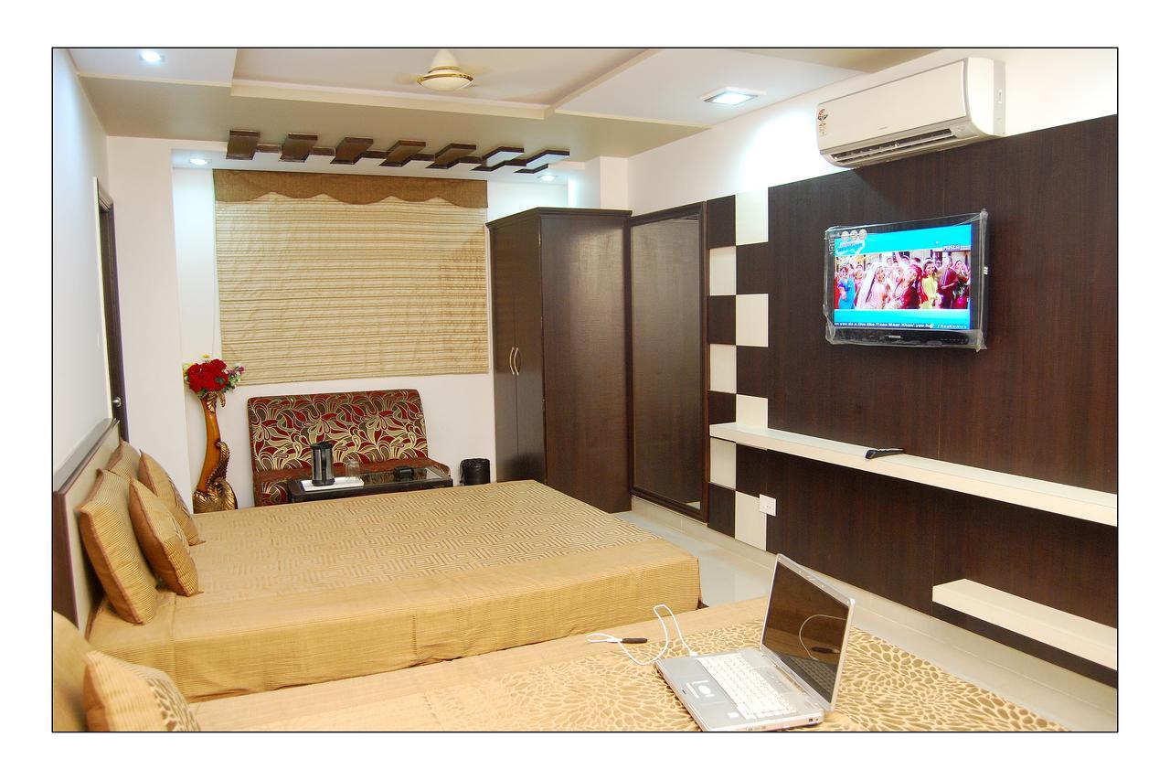 Hotel Jinendra Palace Dzsaipur Kültér fotó
