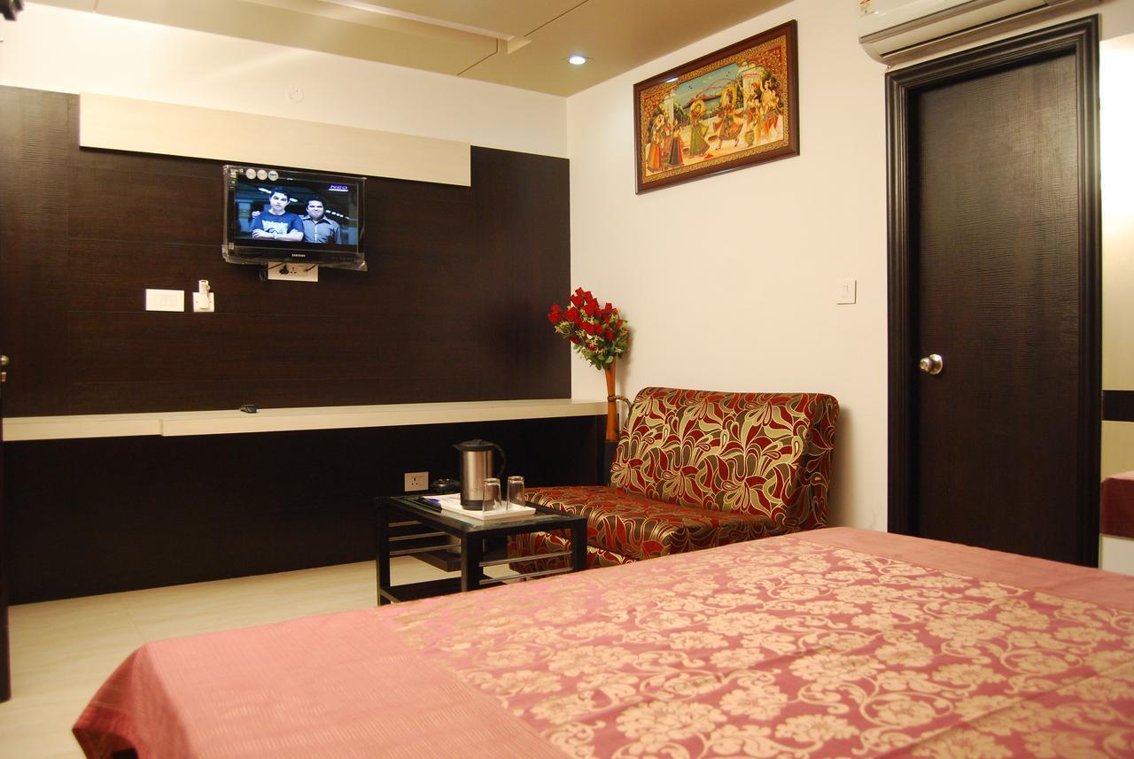 Hotel Jinendra Palace Dzsaipur Kültér fotó