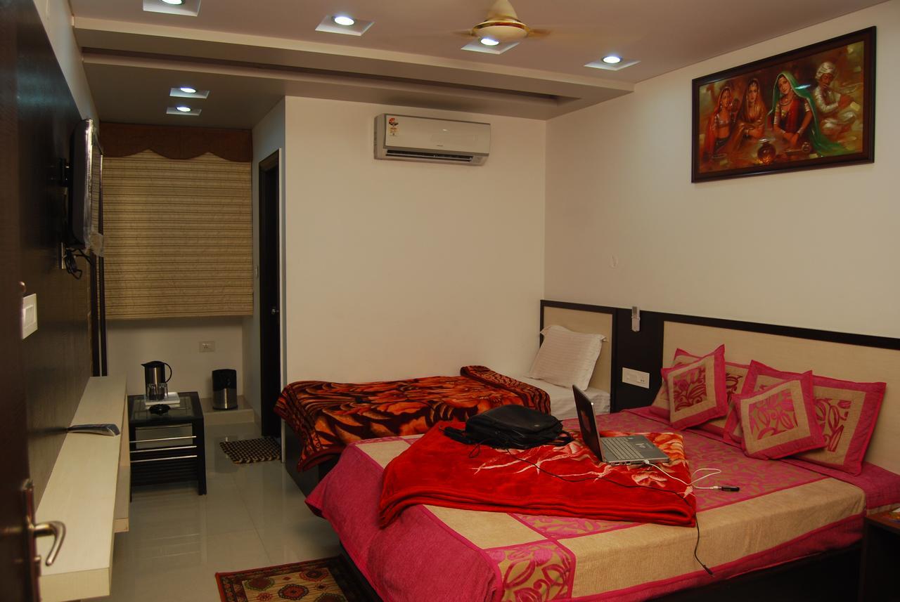 Hotel Jinendra Palace Dzsaipur Kültér fotó