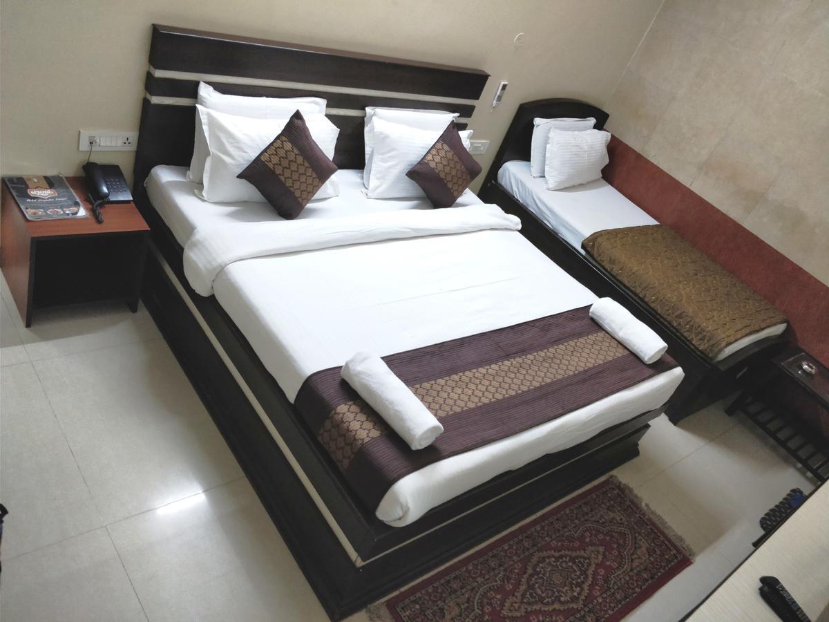Hotel Jinendra Palace Dzsaipur Kültér fotó