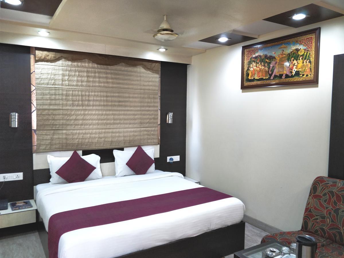 Hotel Jinendra Palace Dzsaipur Kültér fotó