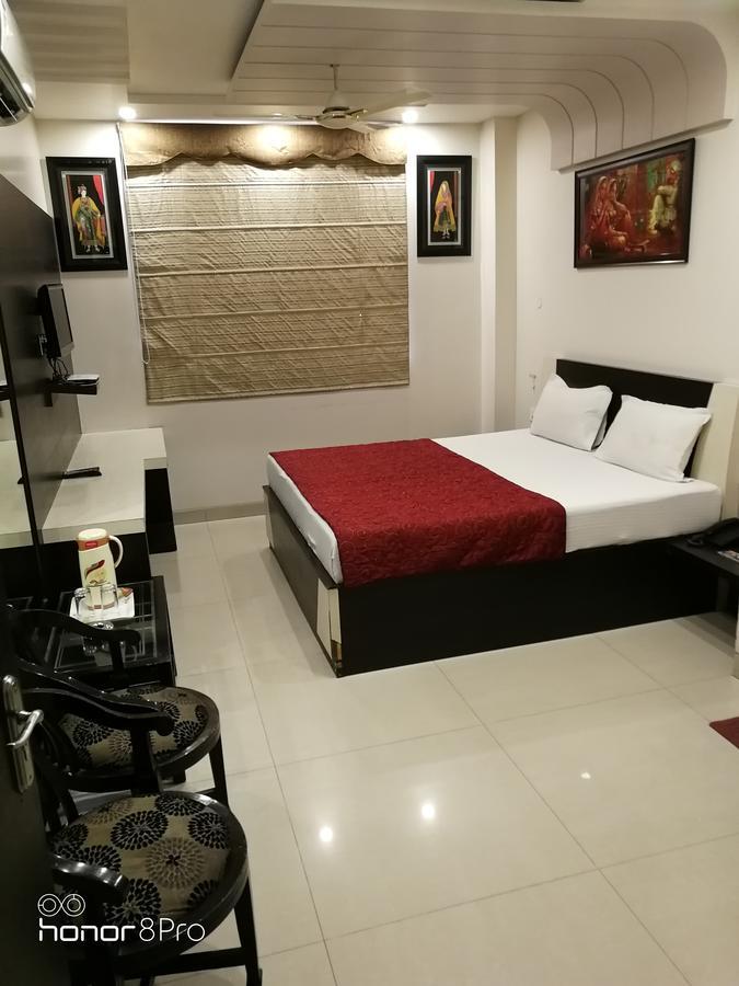 Hotel Jinendra Palace Dzsaipur Kültér fotó