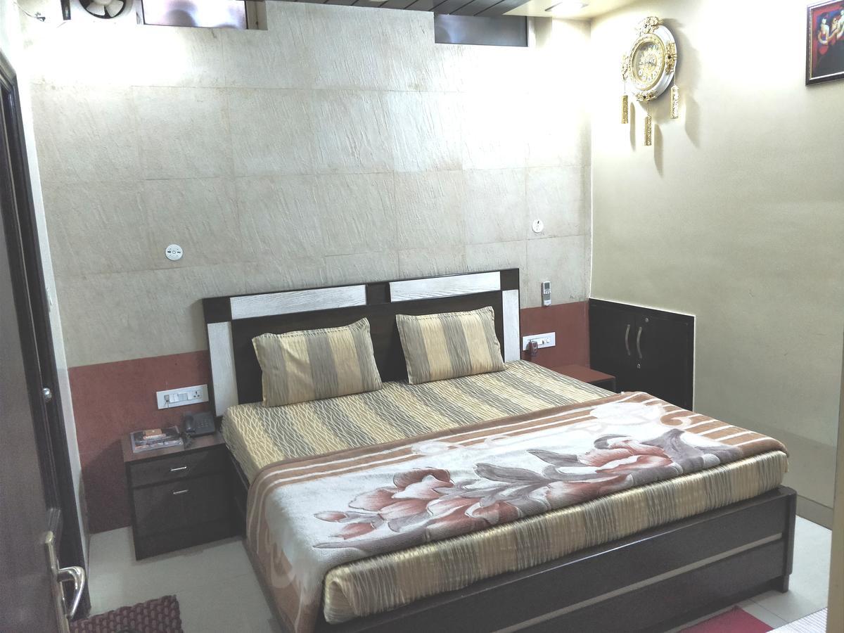 Hotel Jinendra Palace Dzsaipur Kültér fotó